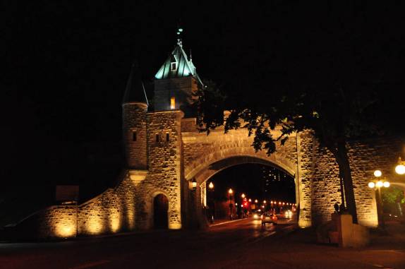 Entrando na cidade murada de Quebeq, no Canadá